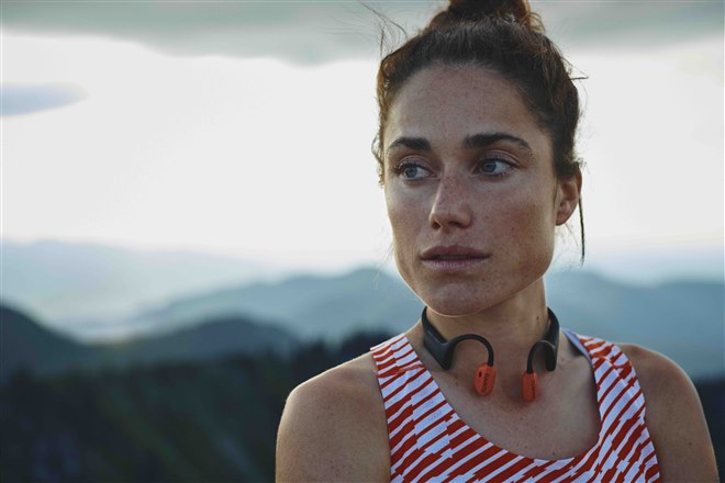 スント、大型ドライバーと大容量バッテリーを搭載した骨伝導イヤホン