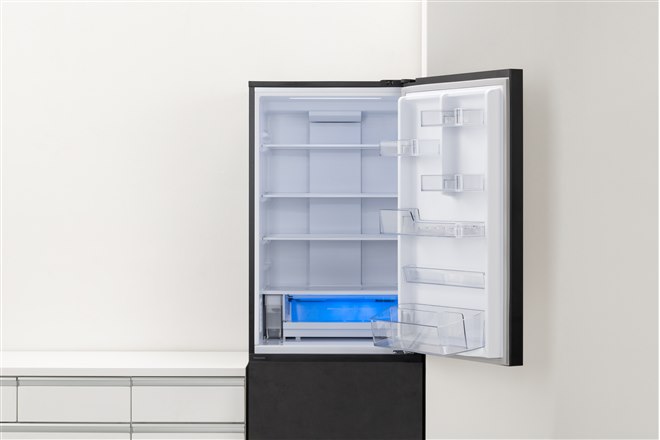 パナソニック、石目調デザインと奥行約60cmのスリム設計の365L冷蔵庫