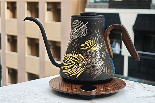 EPEIOS、ボタニカルデザインを採用した「ドリップケトル LITE