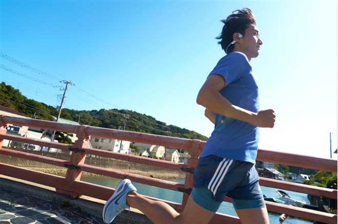 Shokz、フラッグシップ骨伝導イヤホン「OpenRun Pro2」に新色ブルー