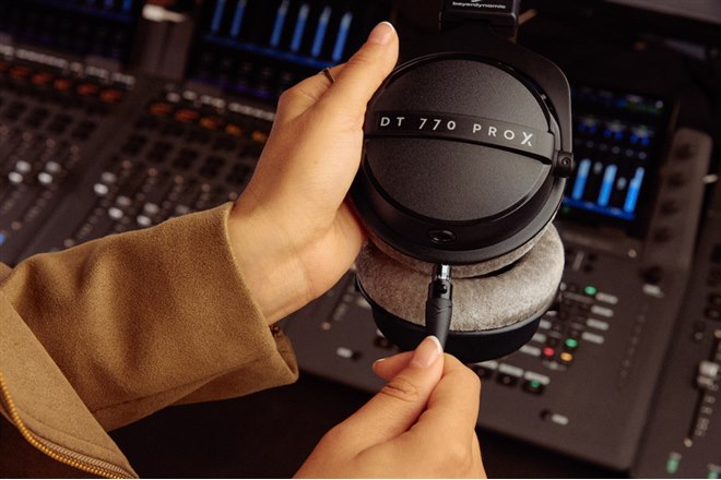 beyerdynamic、新ドライバー搭載のスタジオモニターヘッドホン「DT 770