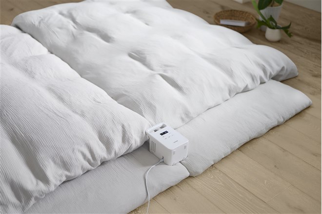 アイリスオーヤマ、最速2分で布団を暖める「ふとん乾燥機 カラリエmini