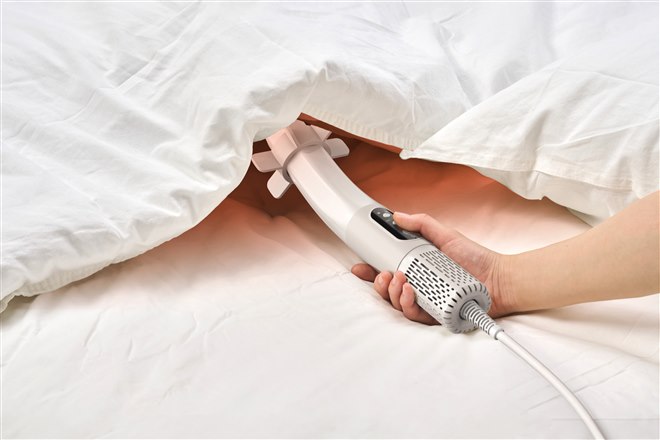 ドウシシャ、カーブ形状でむらなく温めるスティック型布団乾燥機