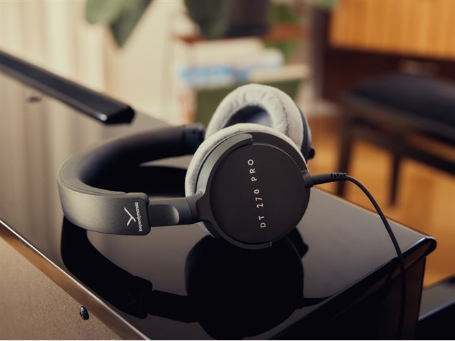 beyerdynamic DT 270 PRO モニターヘッドホン DT 270 PRO: Studio headphones for recording and monitoring