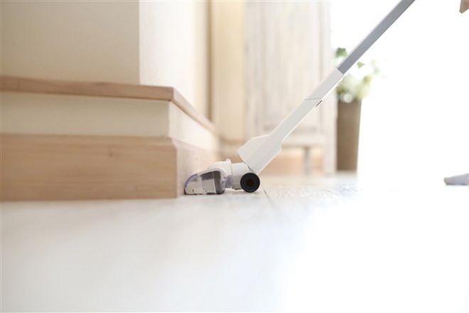 ドウシシャ、自走式パワーブラシ採用で1.05kgのコードレススティック