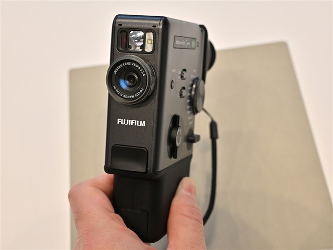富士フイルム、QRコードで“動画を手渡せる”「instax mini Evo Cinema