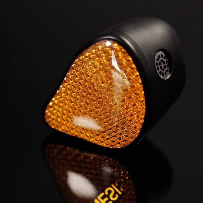 EarAcoustic Audio、ボーカル表現にこだわった9ドライバー構成の有線