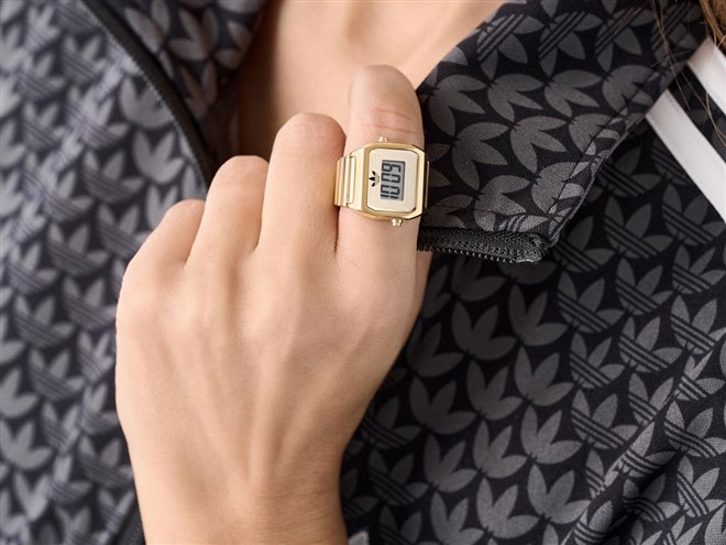 アディダス、指に装着する初のリングウォッチ「DIGITAL TWO RING