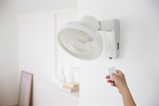 シロカ、すみずみまで送風できる壁掛け扇風機「壁掛けふわビューン」の