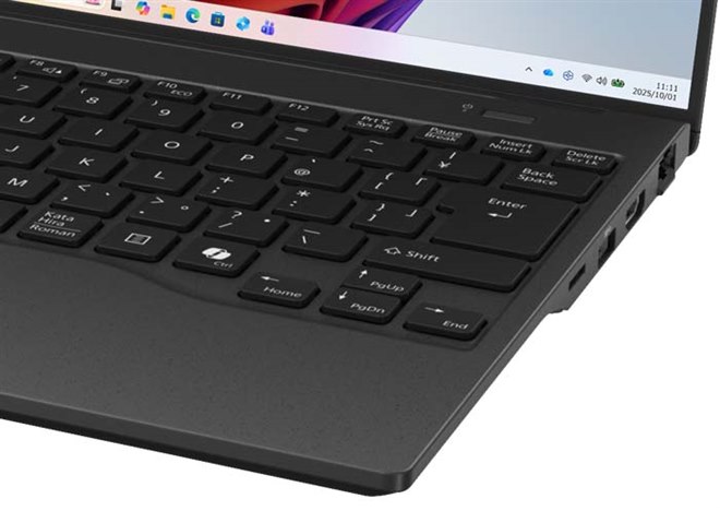 富士通、約34時間の長時間駆動を実現した14型モバイルPC「FMV Note U