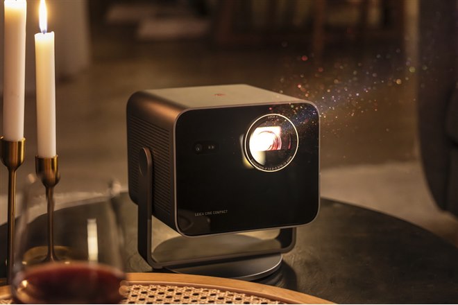 ライカ、輝度1700ルーメンや4K解像度を採用したミニプロジェクター