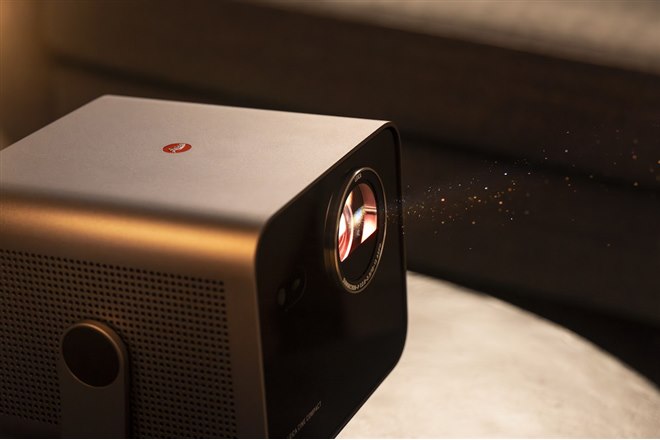 4Kプロジェクター ライカ、輝度1700ルーメンや4K解像度を採用したミニプロジェクター