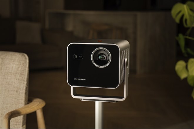 ライカ、輝度1700ルーメンや4K解像度を採用したミニプロジェクター