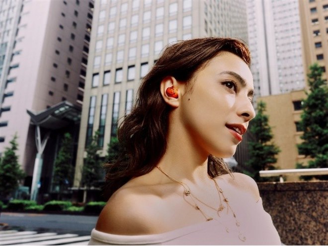 JBL、ノイキャンを強化したスマート充電ケース採用の完全ワイヤレス