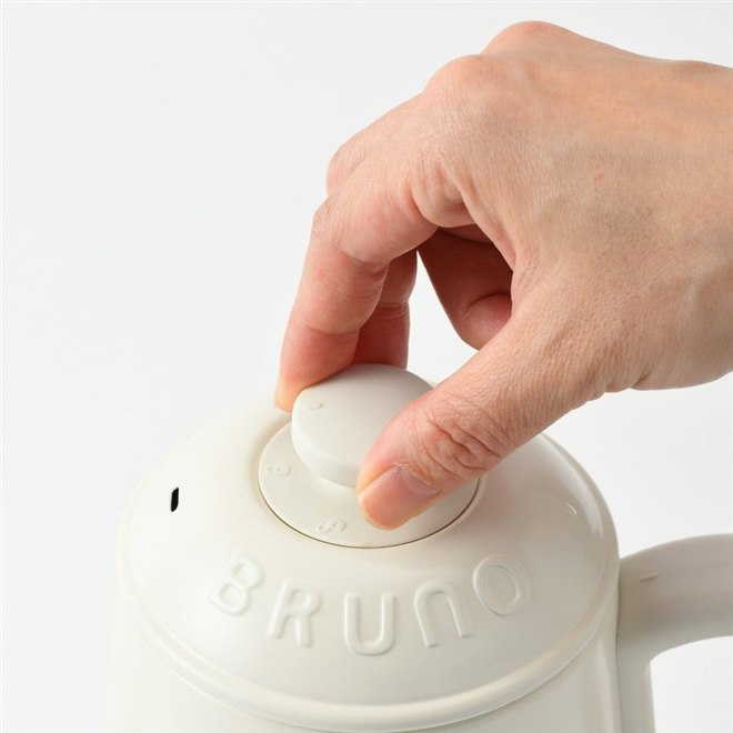 BRUNO、転倒流出防止構造に適合した電気ケトル「ステンレスデイリー