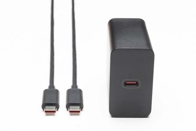 FCNT、最大90W出力に対応した純正充電器「ACアダプタ a02」 - 価格.com