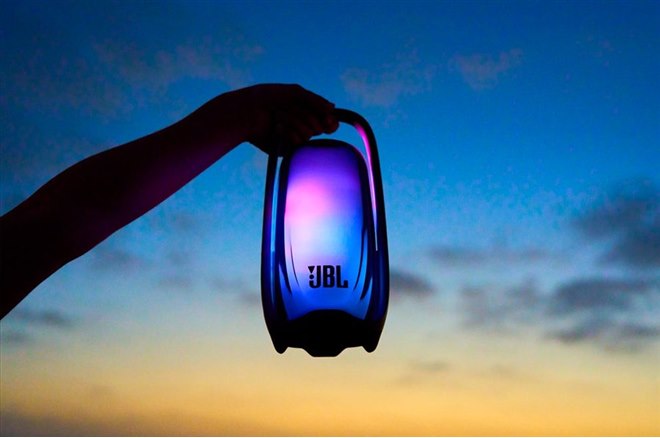 JBL、立体的な360度ライトショーを楽しめるBluetoothスピーカー「JBL