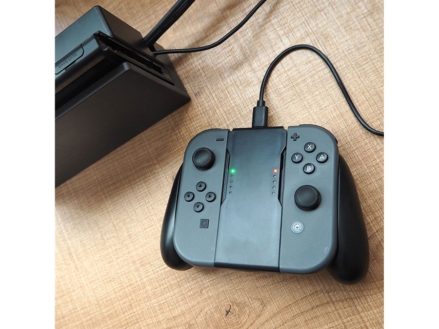 価格.com - Nintendo Switch用のJoy-Conを充電しながら使えるグリップ