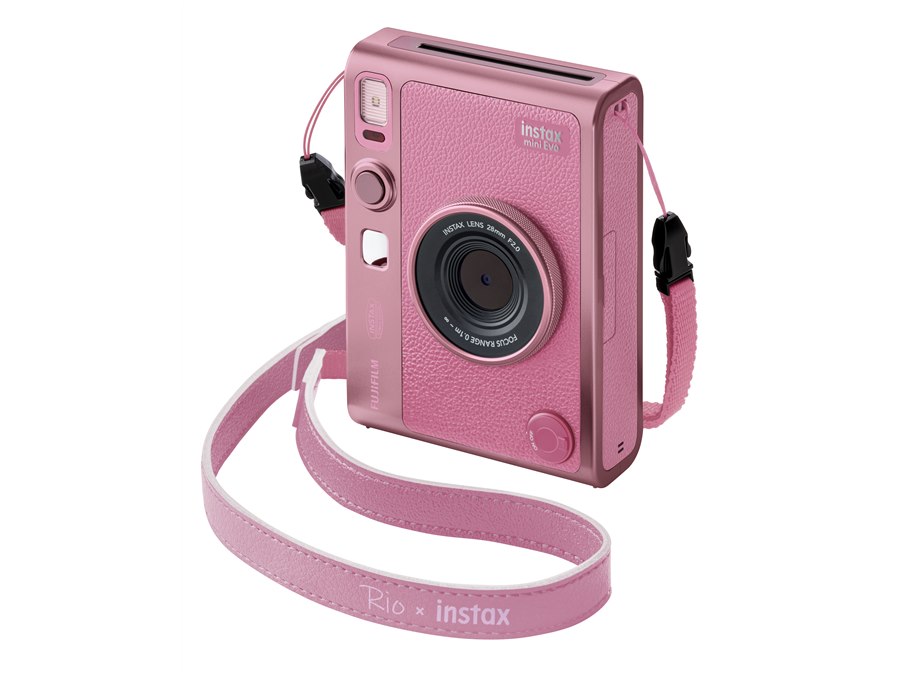 富士フイルム、特別カラーを採用した「instax mini Evo PINK」を限定発売