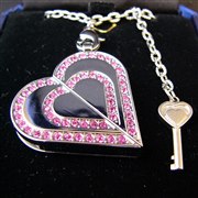 [Heart Key&Lock �s���N HEARTKEY-P-02G] �X�����t�X�L�[�А��̃��C���X�g�[�����d�ɔz�u�����l�b�N���X�^�C�v�̃n�[�g�^USB�������[�i�s���N/2GB�j�B���i��7,980�~�i�ō��j