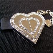 [Heart Key&Lock �N���A HEARTKEY-C-02G] �X�����t�X�L�[�А��̃��C���X�g�[�����d�ɔz�u�����l�b�N���X�^�C�v�̃n�[�g�^USB�������[�i�N���A/2GB�j�B���i��7,980�~�i�ō��j