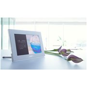 [DPF-V900] �N���A�t�H�g�t��/�摜�����G���W���uBIONZ�v���ڂ̃f�W�^���t�H�g�t���[���i9�^/�z���C�g�j�B�s��z�艿�i��35,000�~�O�� 