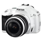 [PENTAX�@K-m white �����Y�L�b�g] �z���C�g�{�f�B�́uPENTAX K-m white�v�ƕW���Y�[�������Y�̃Z�b�g���f���i����3,000��j�B���i�̓I�[�v��