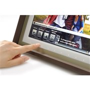 [EasyShare M1020�i�^�b�`�{�[�_�[�Z���T�[���쎞�j] �A�X�y�N�g��16:9��10�^���C�h�t���f�B�X�v���C�𓋍ڂ����f�W�^���t�H�g�t���[���B���i�̓I�[�v��