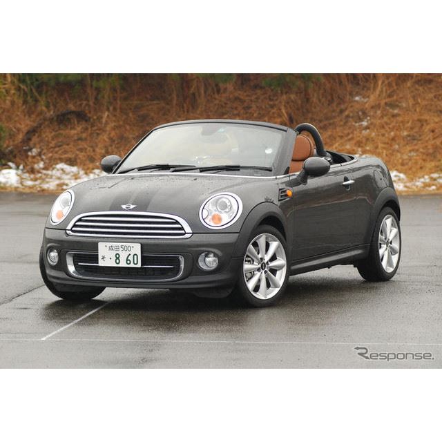 MINIのオープンモデル『コンバーチブル』と比べると、『ロードスター』の車高は30mm低い。
　トランクリッ...