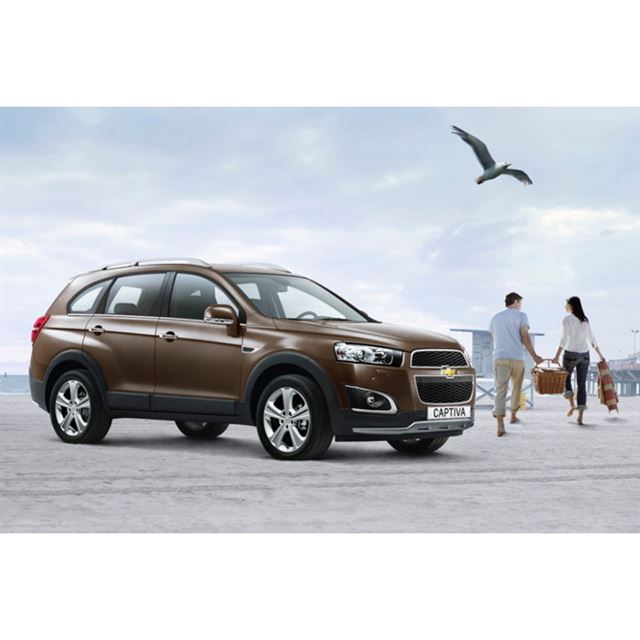 �[�l�������[�^�[�Y�E�W���p����2015�N5��21���A7�l��蒆�^SUV�u�V�{���[�E�L���v�e�B�o�v�̓��ʎd�l�ԁu...