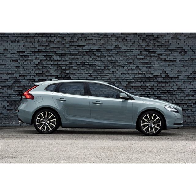 ボルボ･カー･ジャパンは2016年7月5日、マイナーチェンジを施した「V40」「V40クロスカントリー」の日本導入...