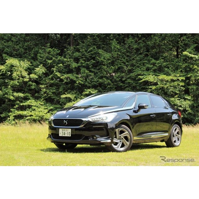 DSのフラッグシップ、『DS5』はオランド大統領も乗っているモデルで、遠くからでも一目でDS5とわかるスタイ...
