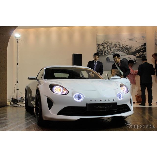 アルピーヌは日本において、市販車につながるプロトタイプ、『ヴィジョン』を発表した。このコンセプトカー...