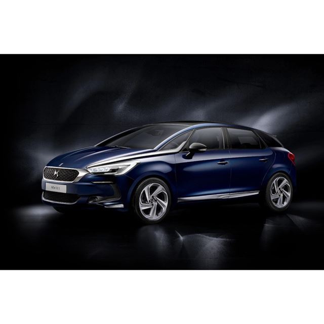 プジョー・シトロエン・ジャポンは2017年1月10日、「DS 5」にディーゼルエンジン搭載モデル「BlueHDi」を設...