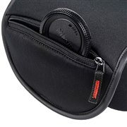 ボディキャップなどが収納できるサブポケット付き