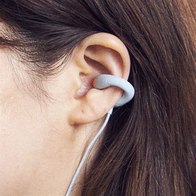 アンビー 独自の音導管で耳を塞がないイヤホン Ambie Sound Earcuffs 価格 Com