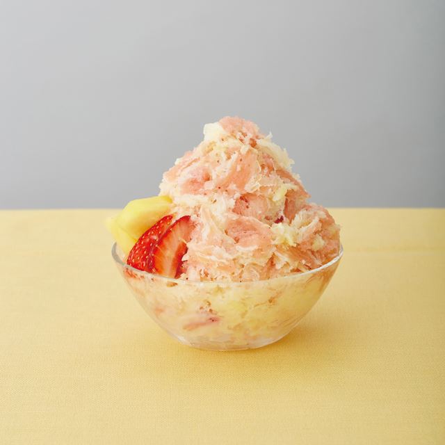 ドウシシャ、2色のかき氷が出てくる「電動ふわふわ とろ雪かき氷器」