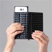 �J�o�[�𑕒������܂܁A�X�}�[�g�t�H����������ɃX���C�h�����邱�ƂŁA�A�E�g�J�������g�����ʐ^�B�e���\