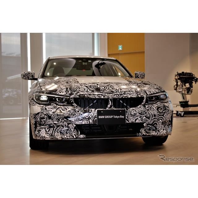 BMW�̊�Ԏ�A�V�^�w3�V���[�Y�x�̔������ڑO�ɍT�������{�s��B�{������̊��҂��傫���A���̊J�����_��...