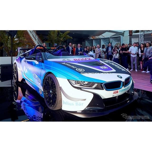 BMWグループは5月10日、「フォーミュラE」の新たなセーフティカーとして、『i8ロードスター』（BMW i8 Road...