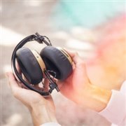 House of Marley�A�A�[�X�t�����h���[�ȑf�ނ��g�p����Bluetooth�w�b�h�z��