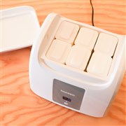 サンコー、“発酵後すぐに冷蔵庫へ移す手間”を省く「ヨーグルト冷蔵庫」