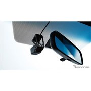 フロントガラスにカメラを取り付けるだけのスッキリ取り付け