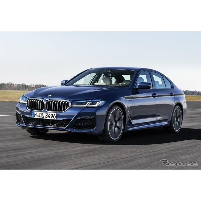 BMWは、欧州向けの改良新型『5シリーズ』（BMW 5 Series）に、最新の「eDRIVE」テクノロジーを搭載したプラ...