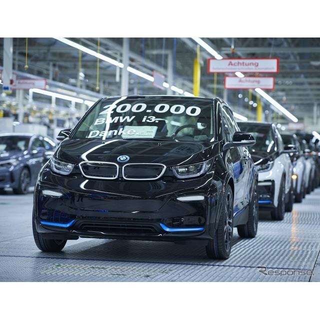BMWグループ（BMW Group）は10月16日、EVのBMW『i3』の20万台目が、ドイツ・ライプツィヒ工場からラインオ...
