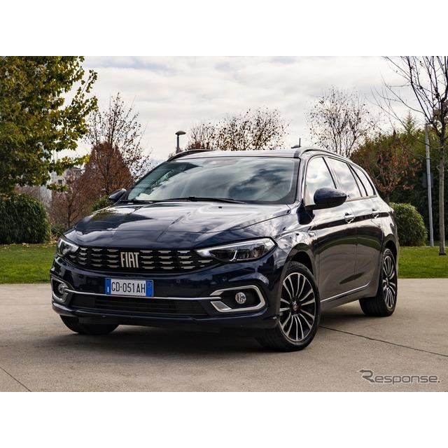 フィアットは12月1日、改良新型『ティーポ』（Fiat Tipo）の実車を、イタリアからデジタルワールドプレミア...