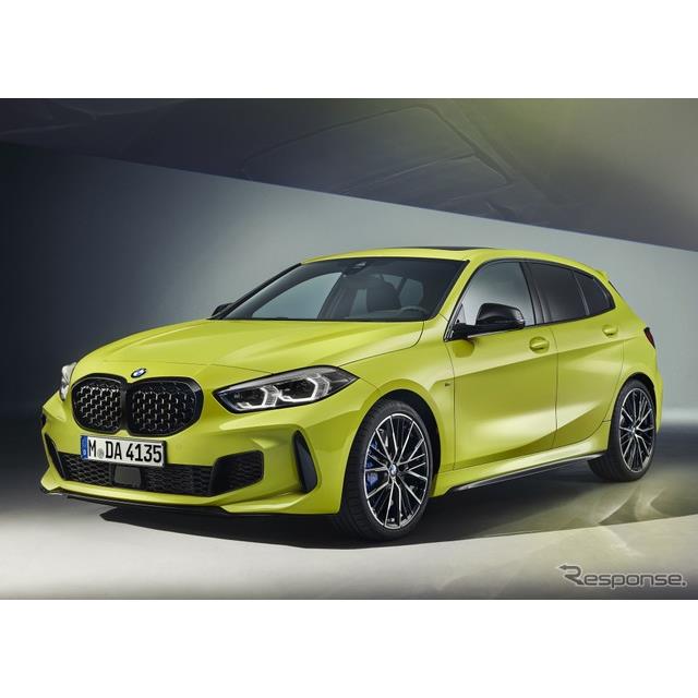 BMWは10月20日、『1シリーズ』（BMW 1 Series）の頂点に位置する高性能グレード「M135i xDrive」の改良モデ...