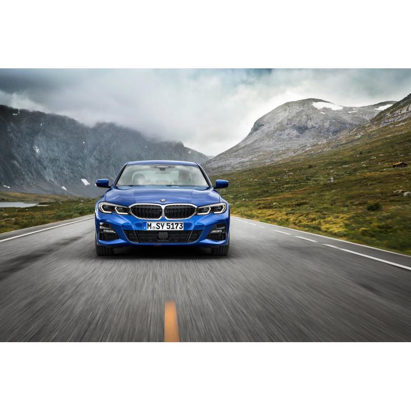 BMWジャパンは2021年12月3日、「3シリーズ セダン」に新グレード「320iエクスクルーシブ」を追加設定し、販...