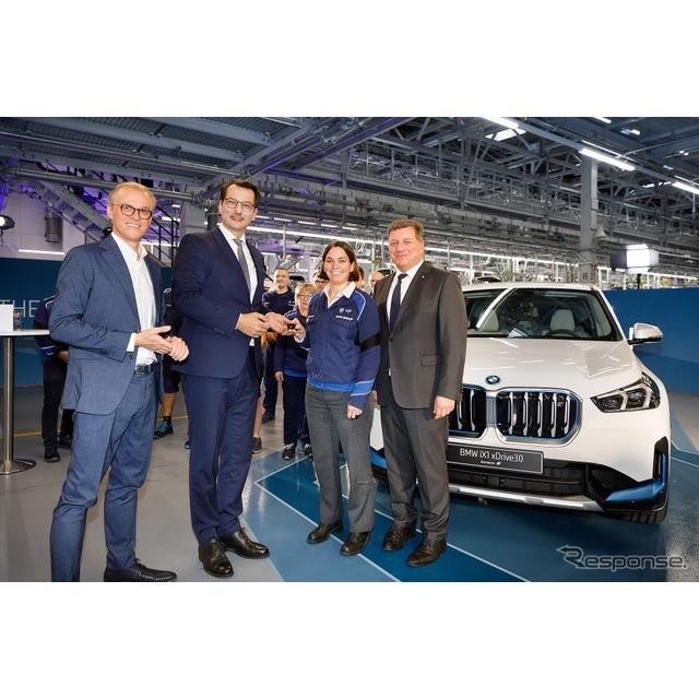 BMWグループ（BMW Group）は11月11日、新型電動SUVの『iX1』の生産をドイツ・レーゲンスブルク工場で開始し...