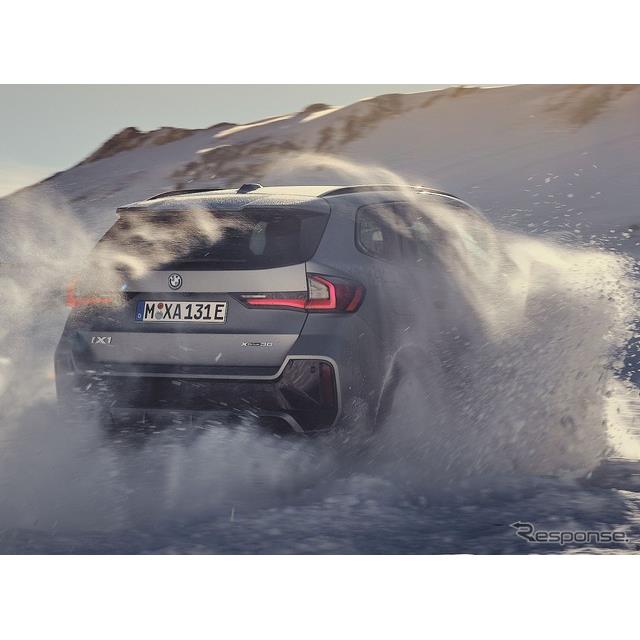 BMWは12月6日、新型電動SUVの『iX1』の新たな写真を公開した。オーストリア・エッツタールの氷雪路でのウイ...